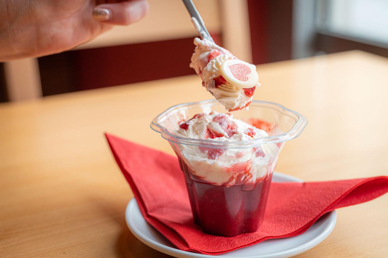 Smetanový zákusek s jahodami.