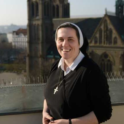 Avatar hosta S. Antonína Bílková (kongregace Školských sester sv. Františka) k přednášce Pokud máš nějaké otázky nebo pochybnosti, dotazy, na které se bojíš zeptat, něco, za co se chceš s někým pomodlit nebo třeba potřebuješ jen něco sdílet a nevíš s kým, jsem tu pro Tebe k dispozici..