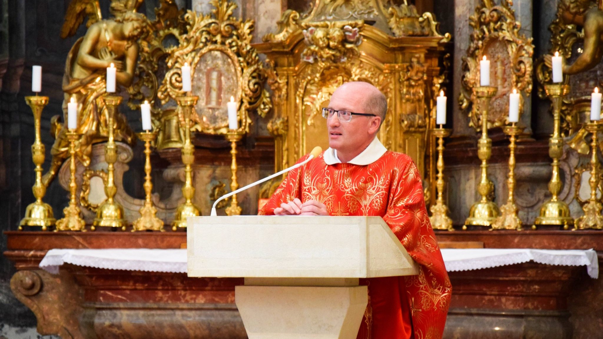 Biskup Prokop při kázání na mši svaté