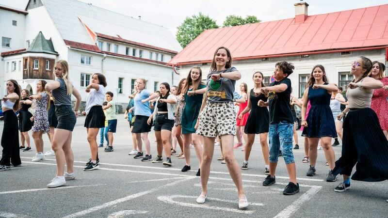 Flash mob na parkovišti na závěr Tanečáku