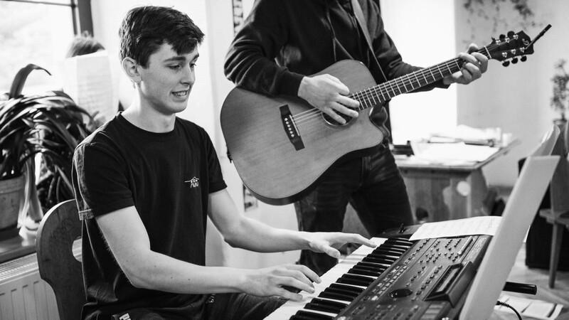 Klavírita a kytarista